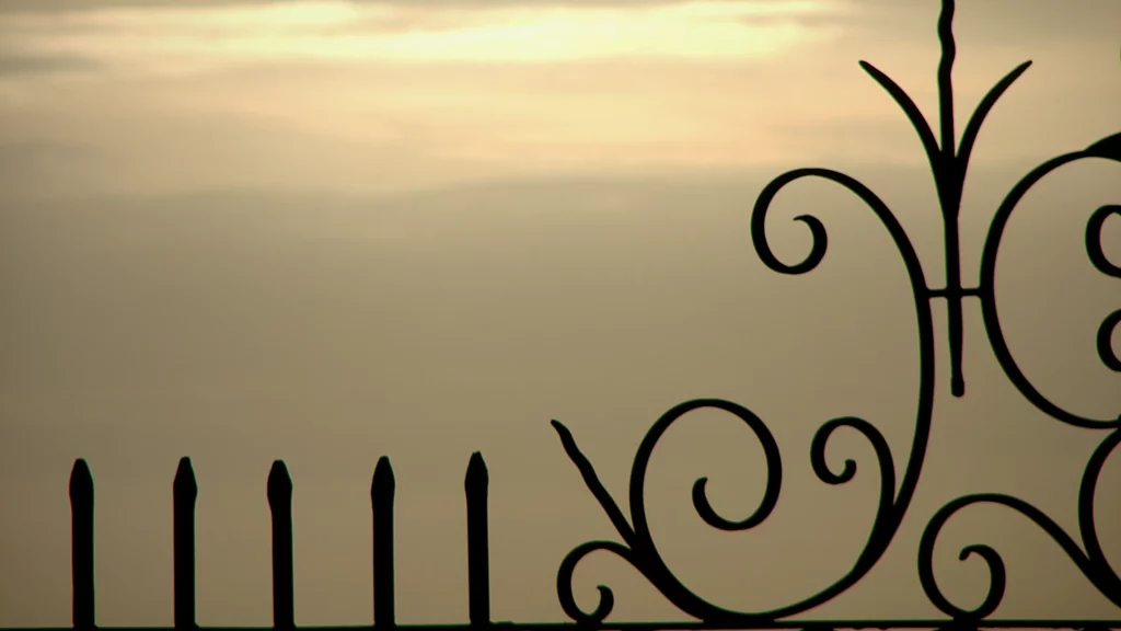 Grille d’entrée du Château Belle Grange au crépuscule